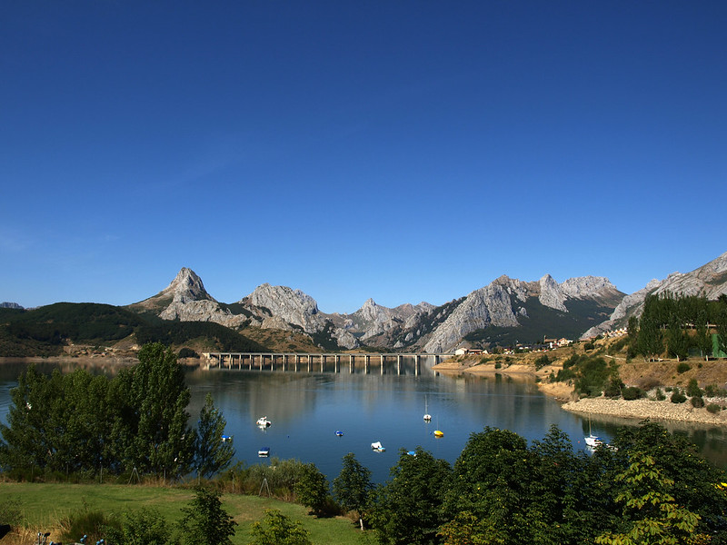 disfruta de un paseo en barca en riano